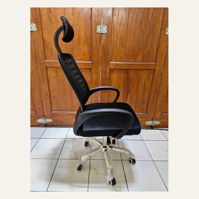 Kursi beroda hitam bersandaran kepala dari samping dengan sandaran tinggi tipis dan armrest melengkung.