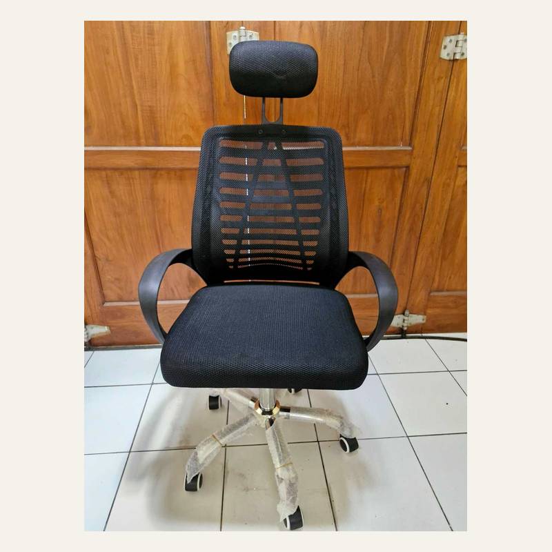 Kursi beroda hitam bersandaran kepala tampak depan dengan sandaran berbilah dan kaki terbungkus plastik.