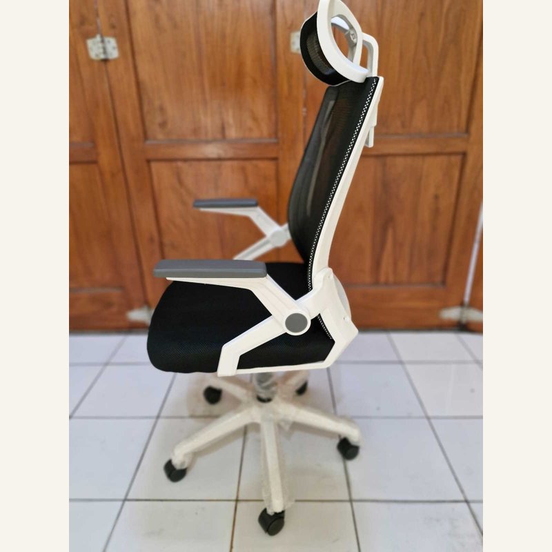 Kursi kantor putih tampak samping dengan sandaran jaring hitam dan headrest terpisah.