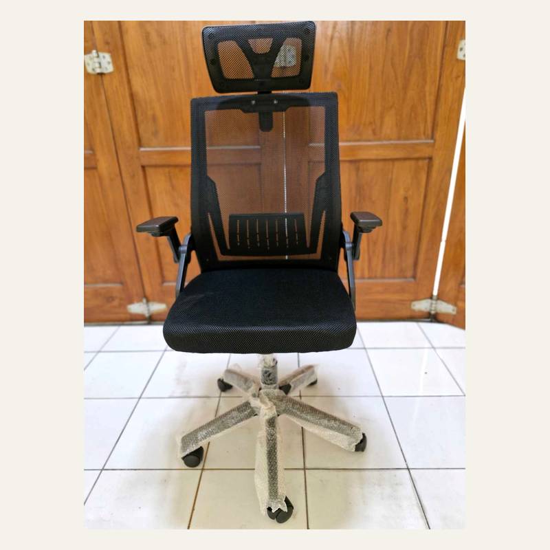 Kursi kantor hitam tampak depan dengan sandaran jaring, headrest, dua armrest, dan kaki beroda.
