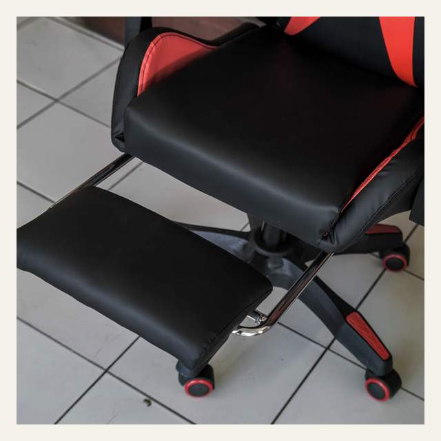 Foto detail dudukan dan sandaran kaki kursi gaming hitam merah dengan batang penopang mengkilap.