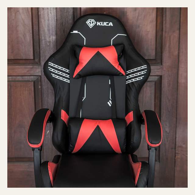 Sandaran kursi gaming hitam merah dilihat dari atas dengan tulisan KUCA dan dua bantal.