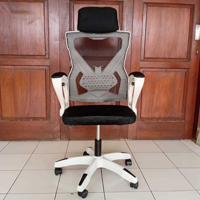 Kursi gaming putih tampak depan dengan sandaran jaring dan headrest bantal hitam.