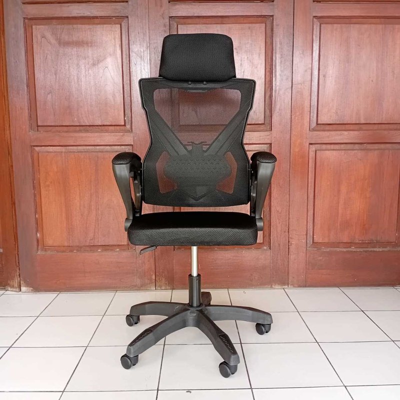 Kursi gaming hitam tampak depan dengan sandaran jaring dan headrest bantal.