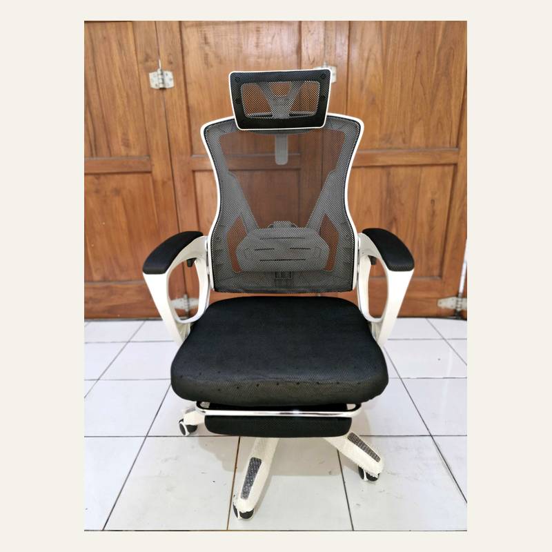 Kursi kantor tampak depan dengan sandaran jaring, bingkai putih, dudukan hitam, dan sandaran kaki.