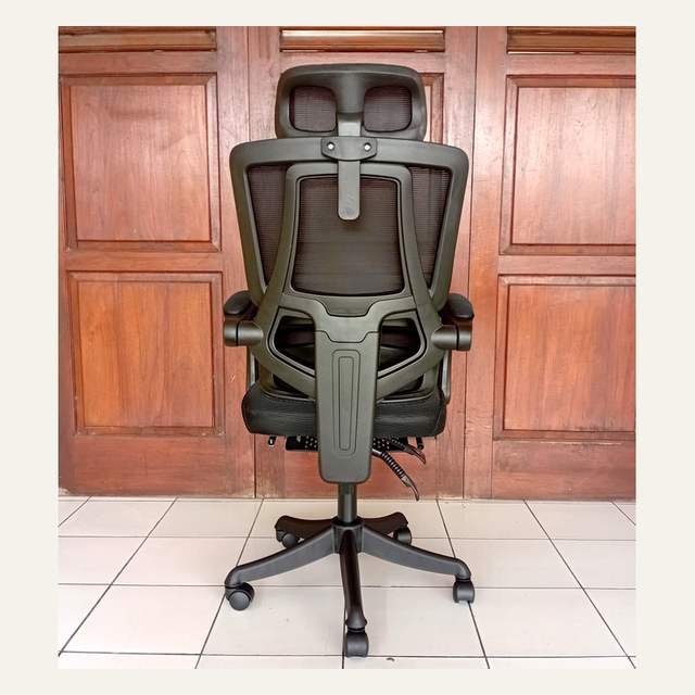 Kursi kantor hitam tampak belakang dengan rangka sandaran, panel jaring, dan kaki lima cabang beroda.