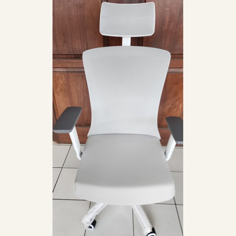 Kursi kantor putih tampak depan dengan sandaran bertekstur dan dua armrest abu-abu.