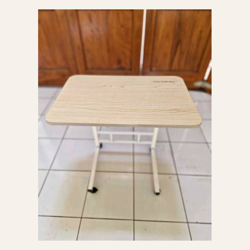 Meja kecil bermotif serat kayu terang dengan rangka pipa putih menyilang dan roda kecil hitam.