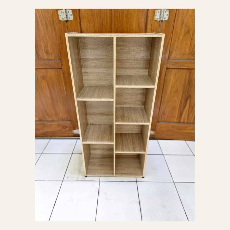 Rak berdiri motif kayu terang dengan dua kolom ruang terbuka bersekat selang-seling.
