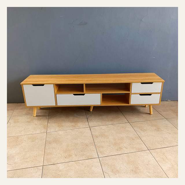 Rak rendah memanjang motif kayu terang dengan pintu dan laci putih di depan dinding abu-abu.