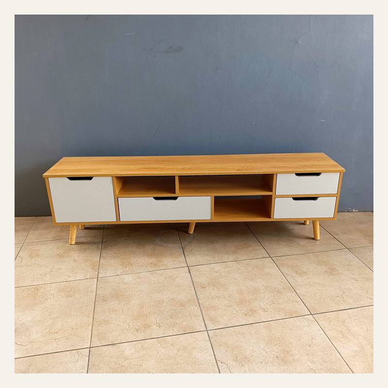 Rak rendah memanjang motif kayu terang dengan pintu dan laci putih di depan dinding abu-abu.